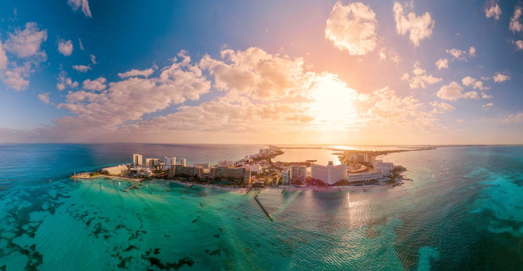 Vista aérea de la zona hotelera de Cancún al atardecer