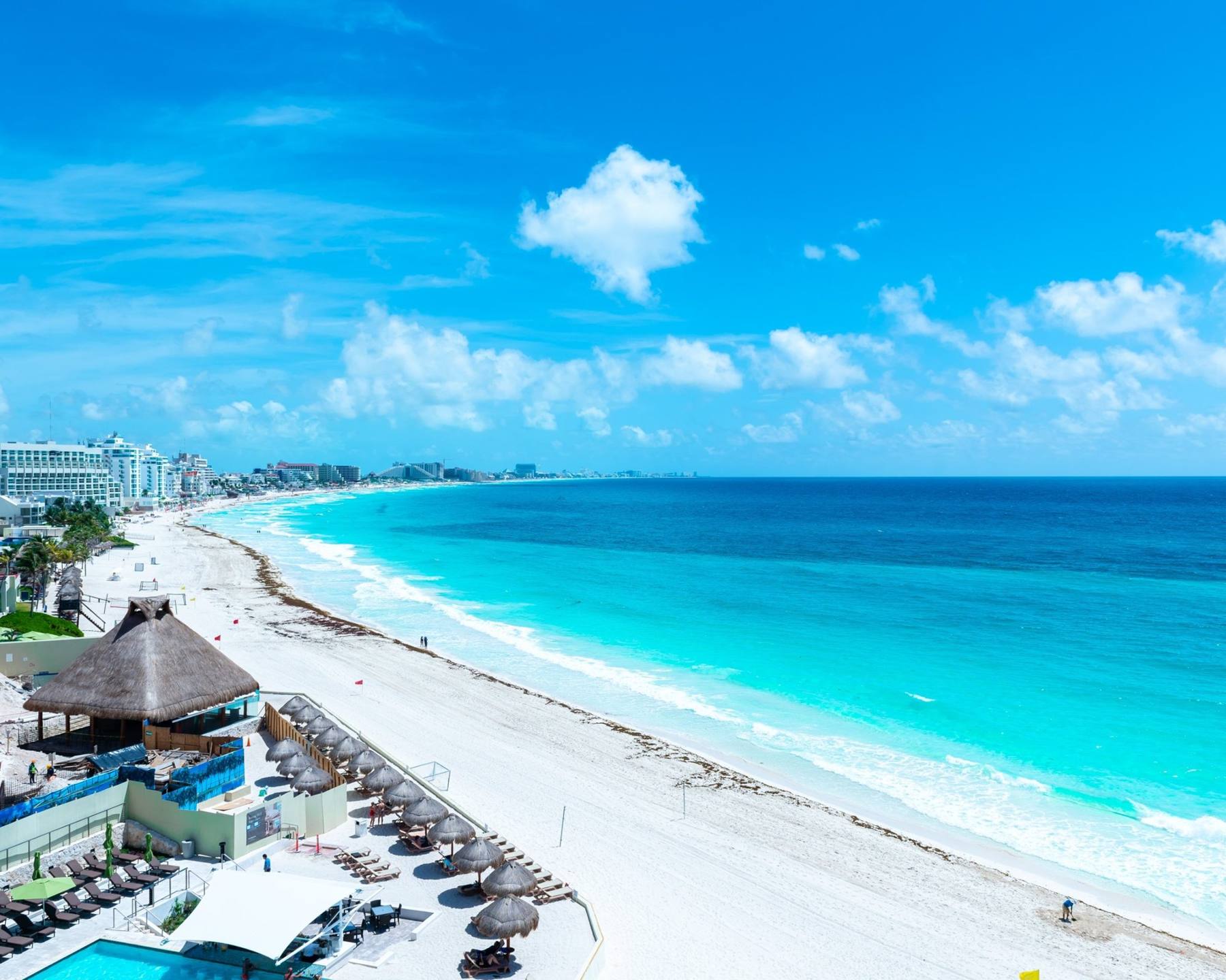Playa de arena blanca y mar turquesa en Cancún